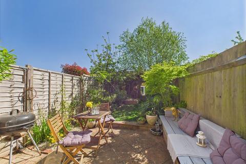 8 Fenhurst Close, Horsham, RH12 1UX
