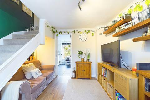8 Fenhurst Close, Horsham, RH12 1UX