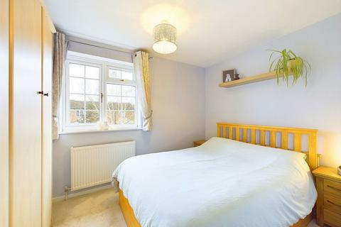 8 Fenhurst Close, Horsham, RH12 1UX
