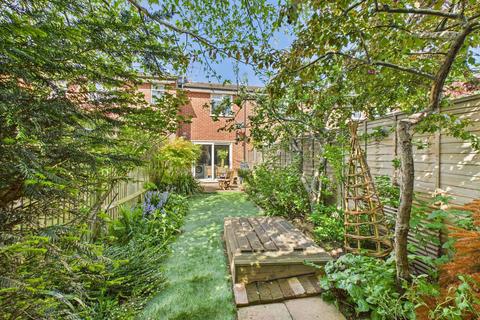 8 Fenhurst Close, Horsham, RH12 1UX