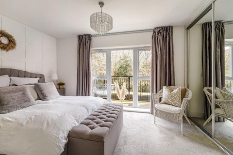 4 bedroom terraced house for sale, Dover Road, Tadworth