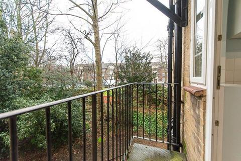 2 bedroom flat to rent, Poynders Road, Clapham SW4
