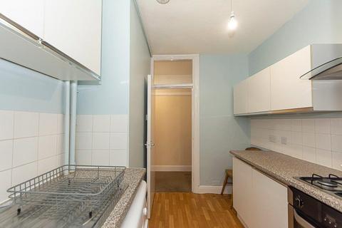 2 bedroom flat to rent, Poynders Road, Clapham SW4