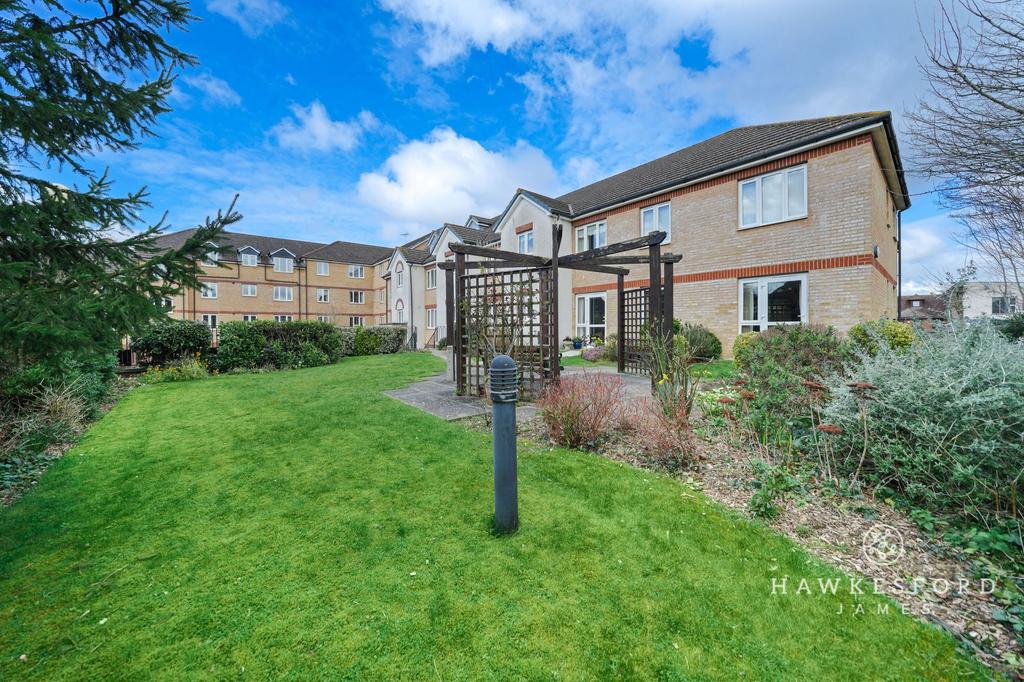 Riverbourne Court - Communal garden