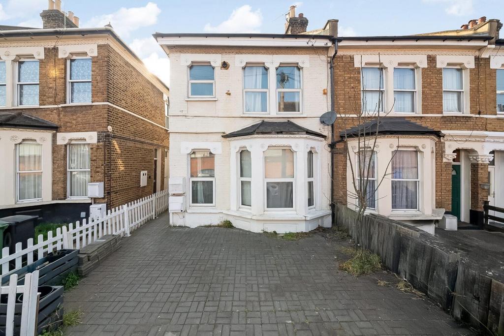 Rathfern Road, Catford, London, SE6 3 bed maisonette - £400,000