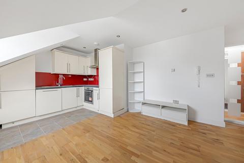 3 bedroom flat to rent, Finchley Road, Childs Hill, London