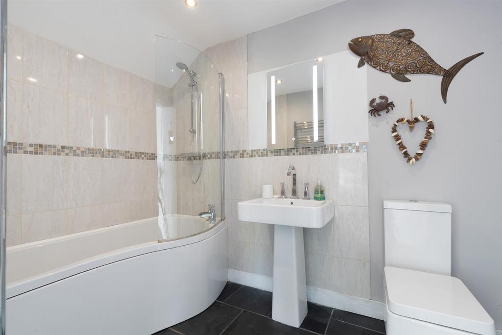 Master En-suite Master Bathroom (Top Floor)