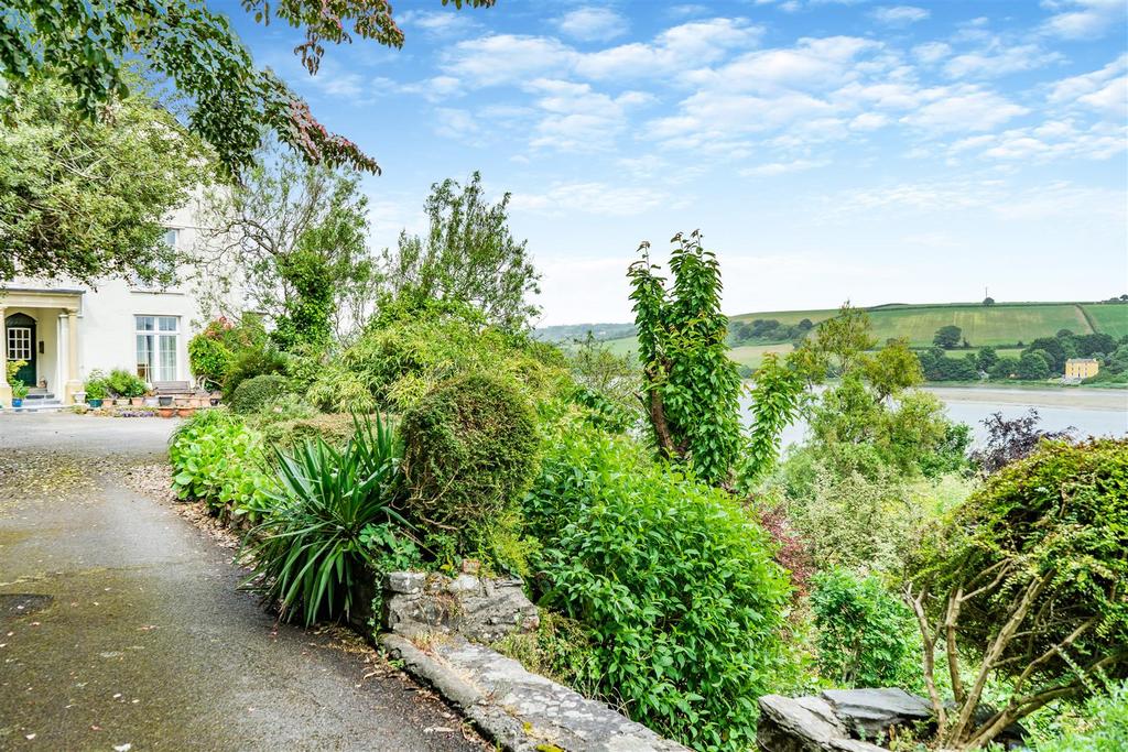 Grounds - Glanteifi House