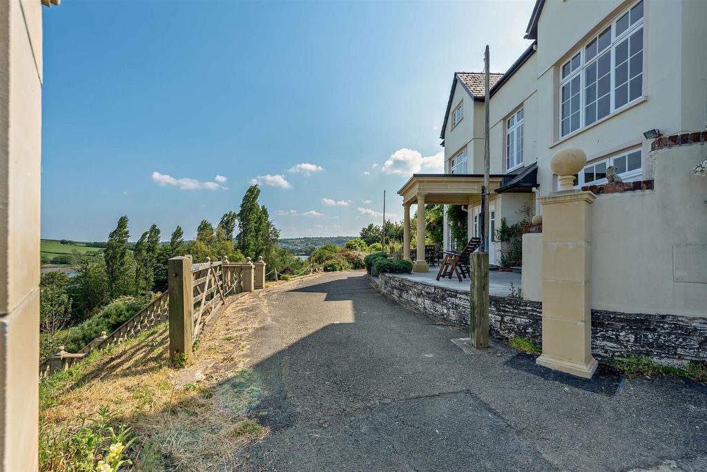Front Drive - Glanteifi House