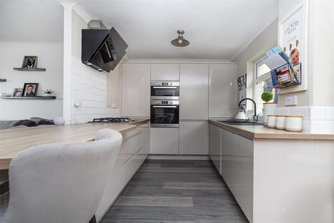 6 Maplin Drive, Huddersfield, HD3 3GT