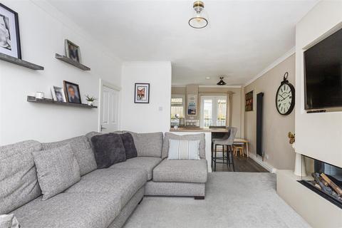 6 Maplin Drive, Huddersfield, HD3 3GT