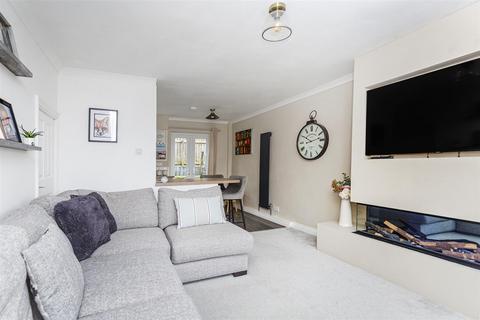 6 Maplin Drive, Huddersfield, HD3 3GT