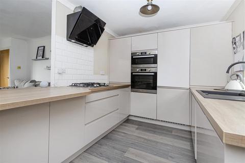6 Maplin Drive, Huddersfield, HD3 3GT
