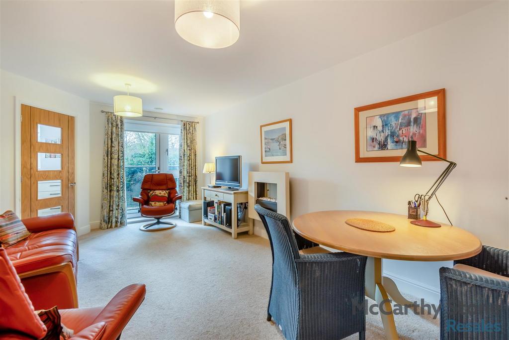 8639383-interior01.jpg
