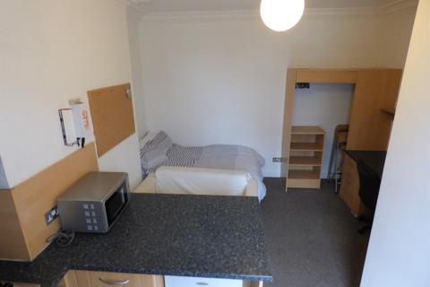 Studio to rent, Room 1, 14 Bankfield Road, Huddersfield, HD1 3HR