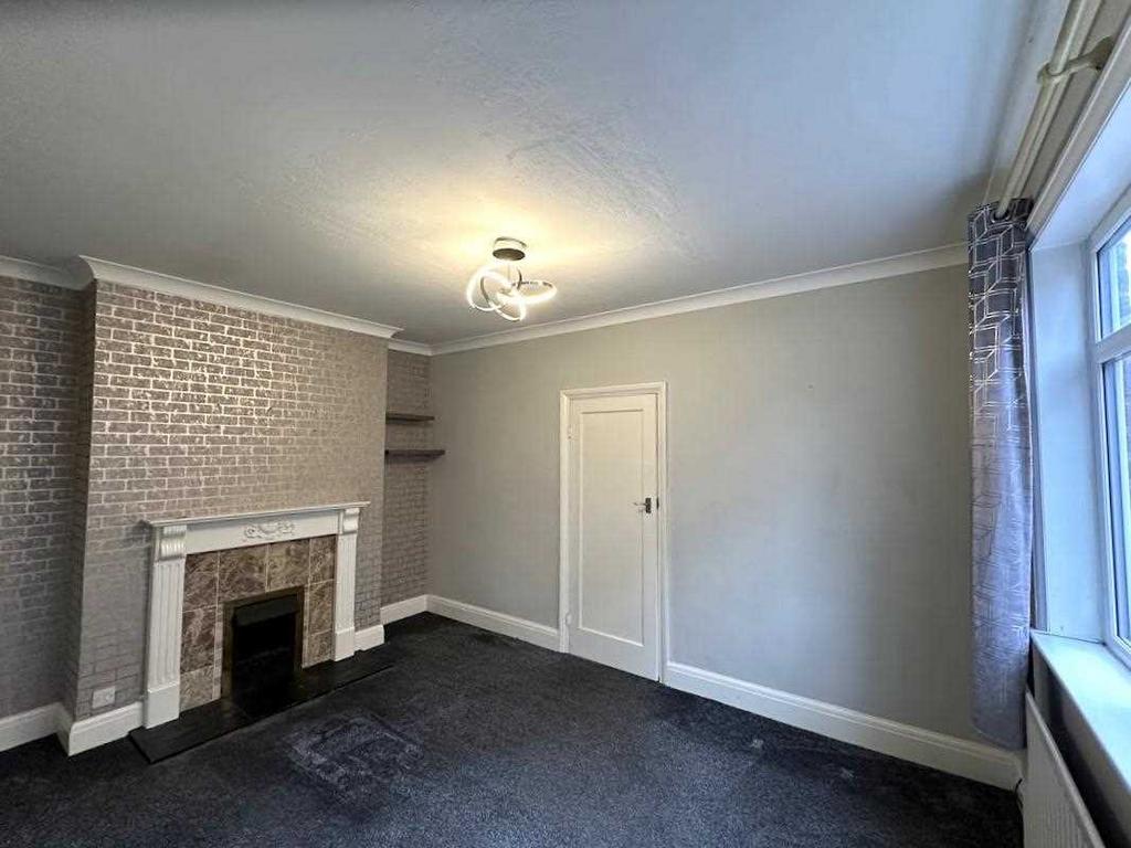 Sitting/dining room: