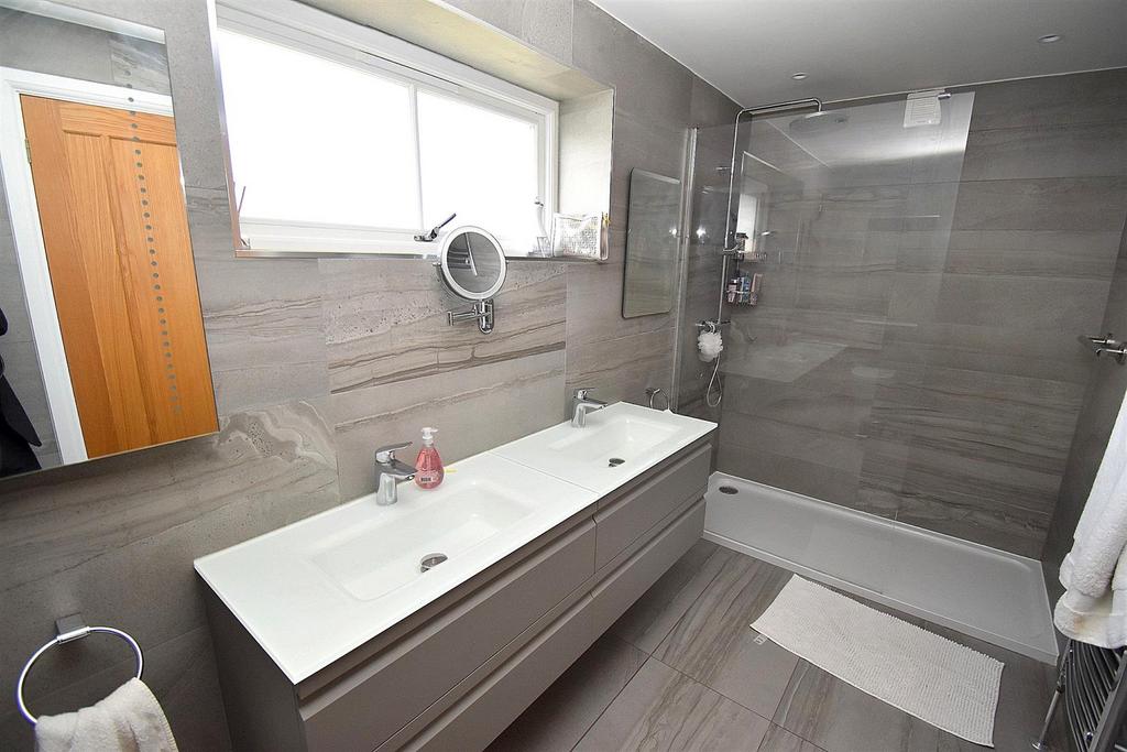 Master ensuite.jpg