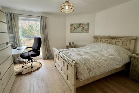 91 Chapel Fields, Godalming, GU7 2AA