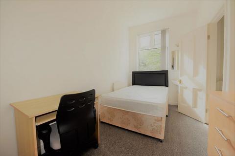 6 bedroom house to rent, 254 Cardigan Road