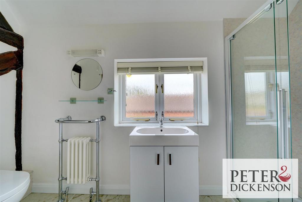 1 Owlets End ensuite.jpg
