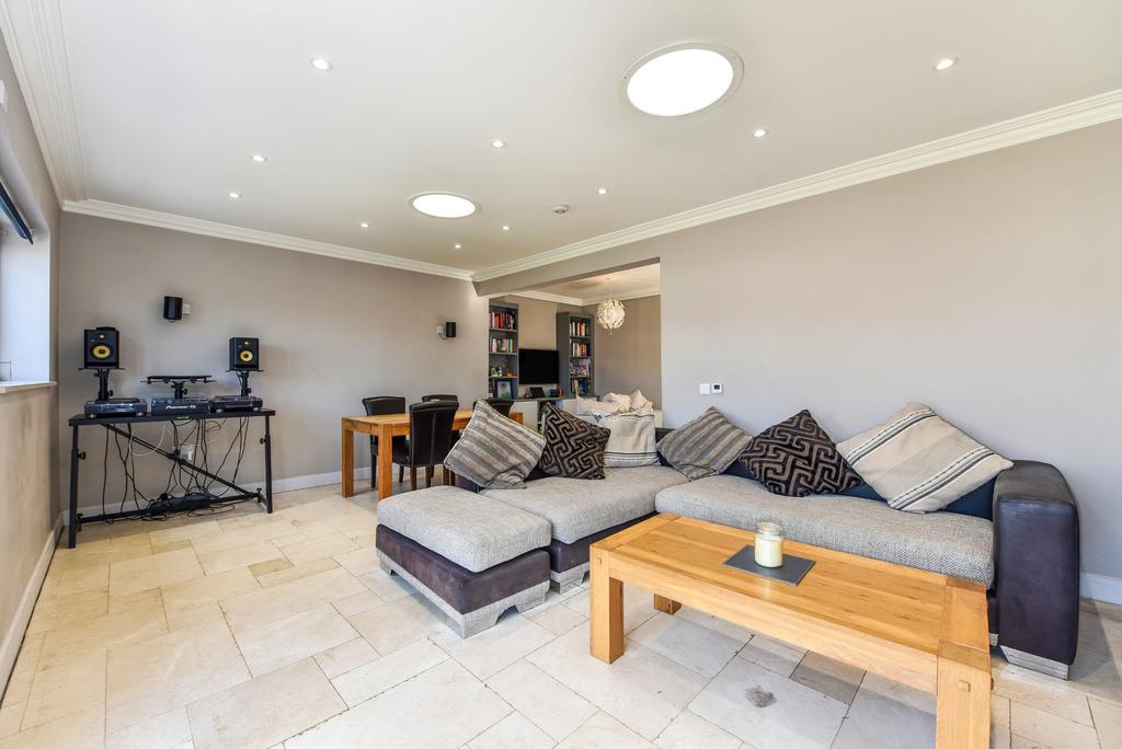 Sitting room/dining area