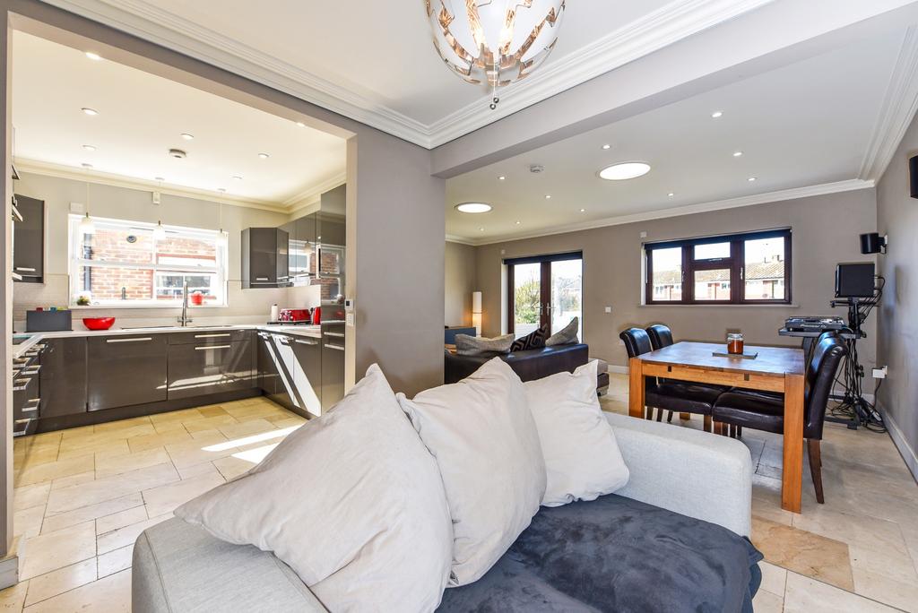 Sitting room/dining area
