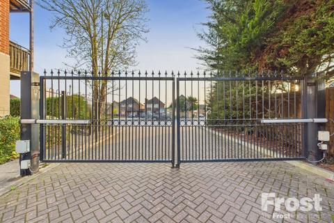 12 Aldenham Close, Slough, SL3 7FN
