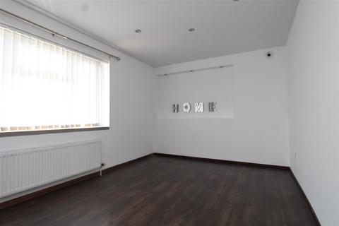 2 bedroom end of terrace house to rent, Orton Avenue, Peterborough