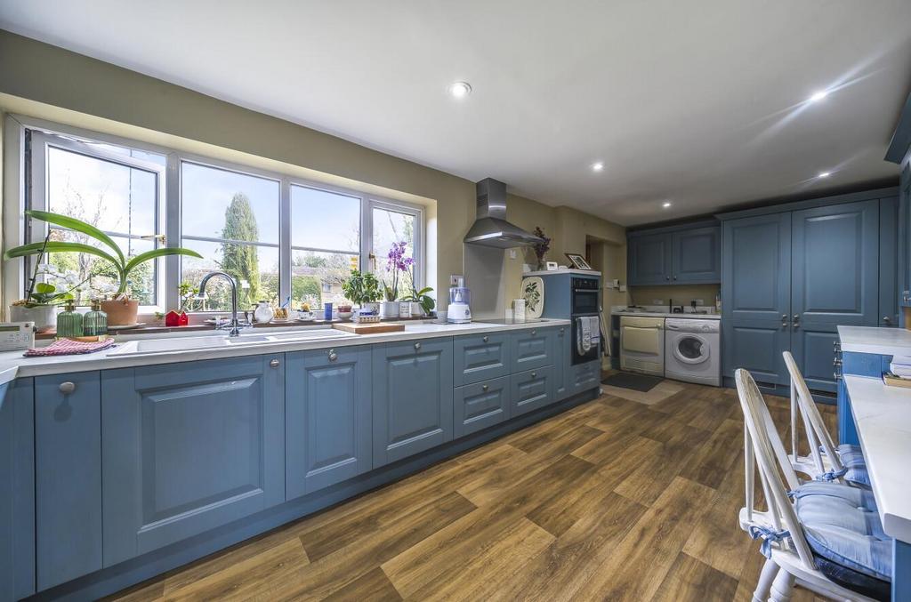 Kitchen2.jpg
