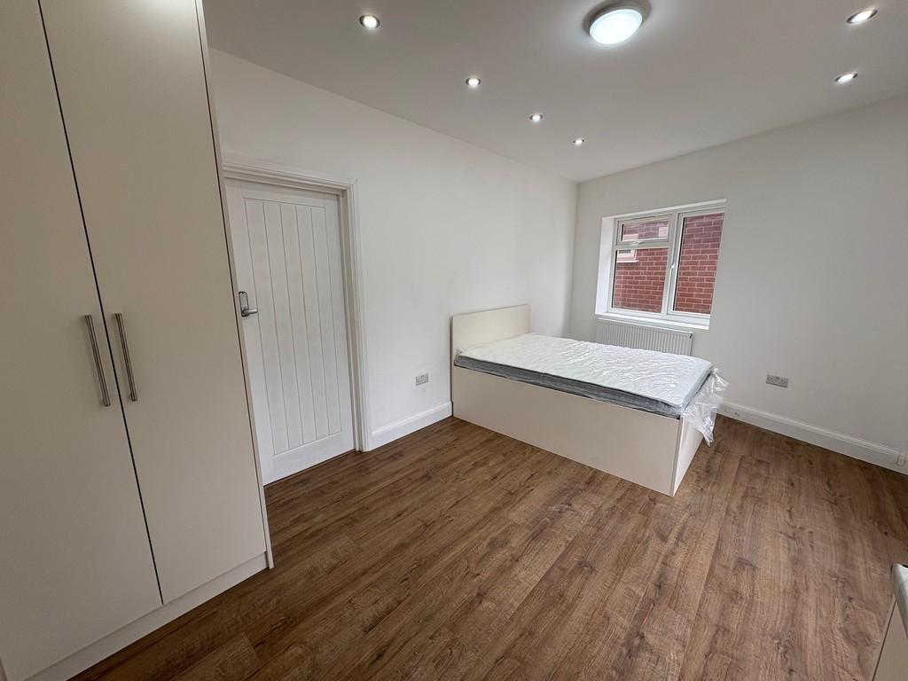Flat5,72 Imperial Dr