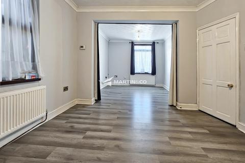 4 bedroom semi-detached house to rent, Church Street, Bedford MK40