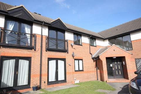 2 bedroom apartment to rent, Cricketers Close