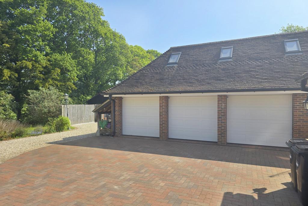 Woodlands New Garaging