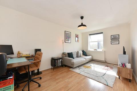 32 Edmeston Close, London, E9 5TJ
