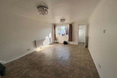 2 bedroom terraced house to rent, Cleave Avenue, Hayes