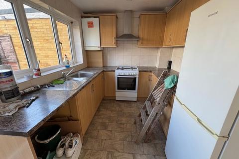 2 bedroom terraced house to rent, Cleave Avenue, Hayes