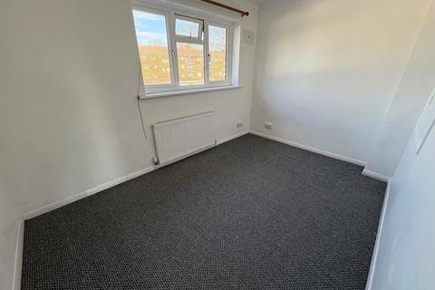 2 bedroom terraced house to rent, Cleave Avenue, Hayes