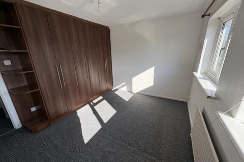 2 bedroom terraced house to rent, Cleave Avenue, Hayes