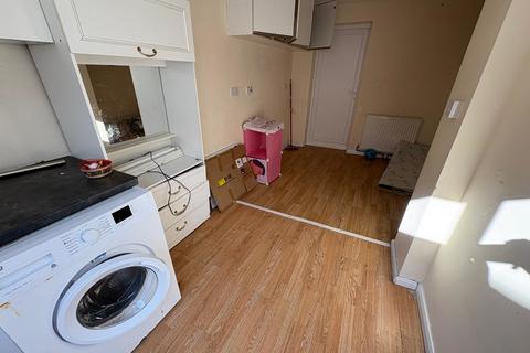 2 bedroom terraced house to rent, Cleave Avenue, Hayes