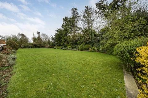 undefined, Great West Road, Hounslow