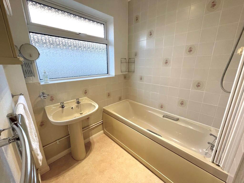 32 North Lane Bathroom