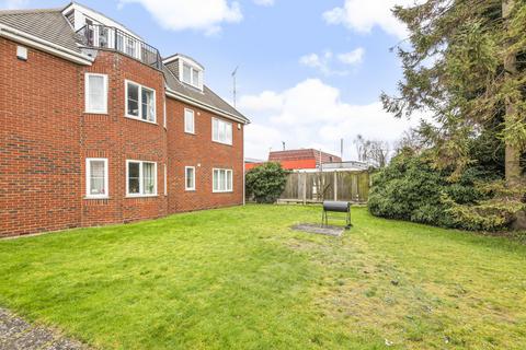 2 bedroom ground floor flat to rent, Reading Road, Winnersh