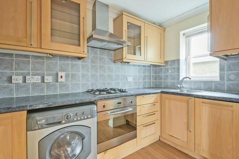 2 bedroom ground floor flat to rent, Reading Road, Winnersh