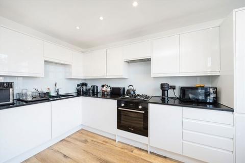 2 bedroom flat for sale, Colney Hatch Lane, London N10