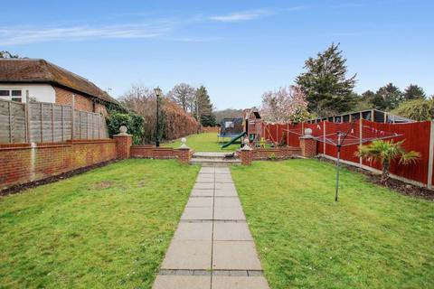 3 bedroom detached house for sale, Birchwood Road, Wilmington