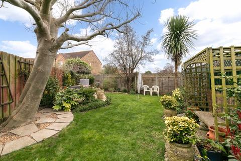 2 bedroom maisonette for sale, Garden Road, Walton-On-Thames