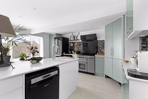 2 bedroom maisonette for sale, Garden Road, Walton-On-Thames