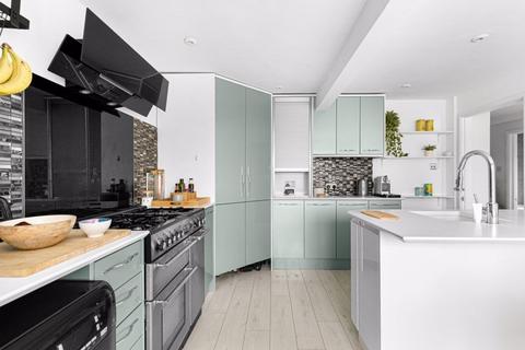 2 bedroom maisonette for sale, Garden Road, Walton-On-Thames
