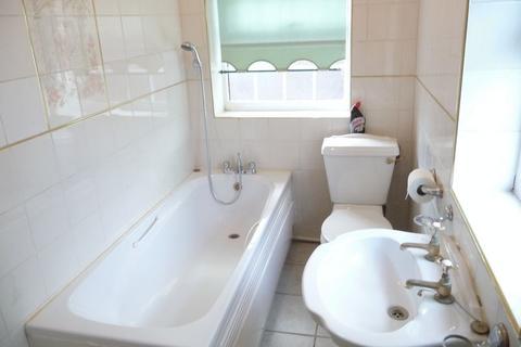3 bedroom terraced house to rent, Bower Way, Slough