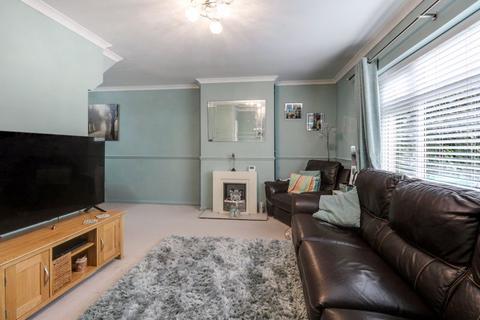 2 Field Close, Harlington, Hayes, UB3 5ND